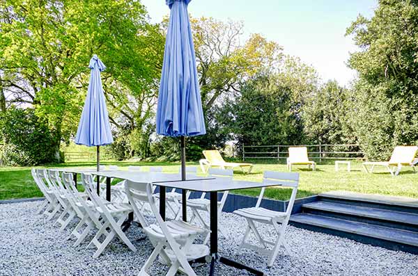 Une terrasse et un grand jardin