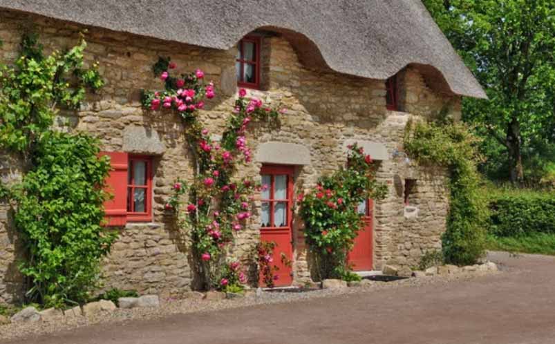 Village typique de Kerhinet avec ses toits de chaume